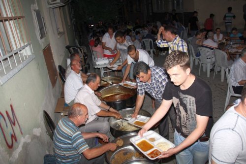 Makedonya Gocmenleri Geleneksel Yemekleri Ile Iftar Yapti